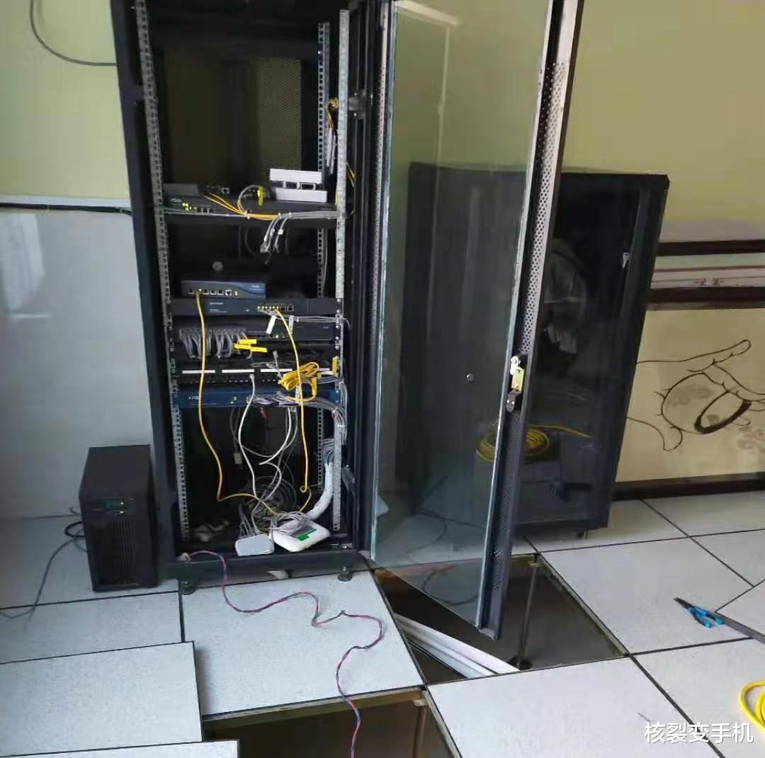 |老板不付尾款，我进机房拨网线了，不给钱网就不通了