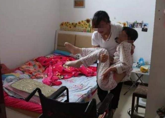 云南残疾女子嫁高龄丈夫,41岁冒死生娃,孩子出生后她后悔了
