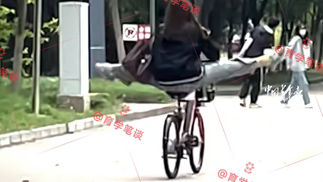 江苏两女大学生骑车“张开”双腿，像翅膀一样舞动，不得不服