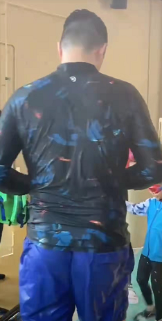 胡杏儿|胡杏儿带全家去游乐园被偶遇，膀大腿粗普通似路人，老公魁梧壮硕