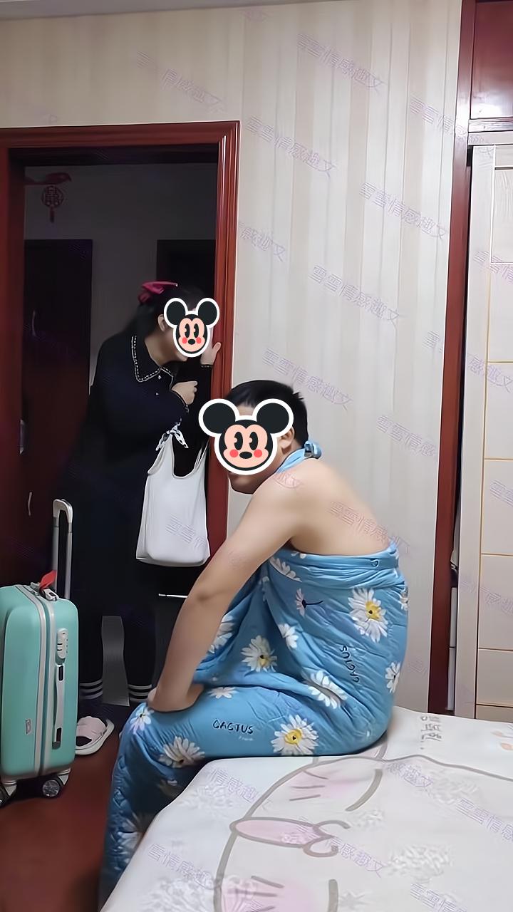女子从娘家回来,看到丈夫裹着被子坐在床上抱怨:连我裤衩都带走
