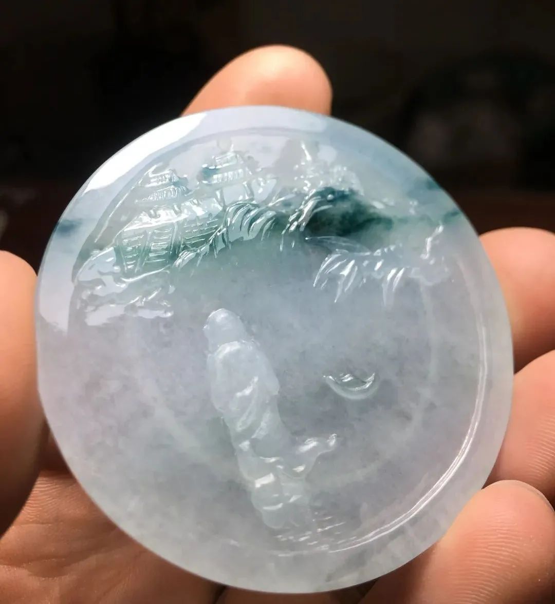 雕刻|糯冰飘蓝花的翡翠手镯芯,玉雕师采用不一样的雕刻手法,效果一样出众