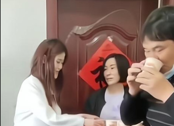 朱之文|带着未婚妻买手机,手搭肩膀显亲昵,朱之文儿子二婚成熟了