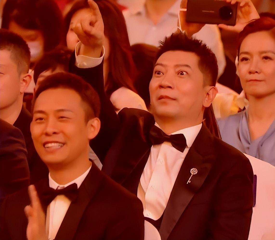 贾玲|百花奖现场明星反应太真实：吴京脸红张译咬牙，贾玲领奖全场哽咽