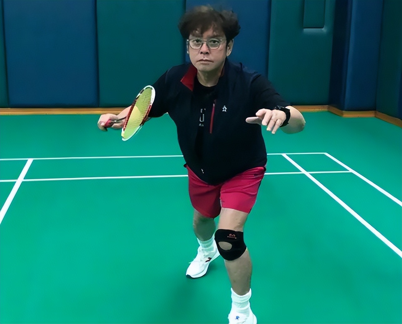 谭咏麟|72岁谭咏麟穿球服与一众港星踢球,李克勤发文称赞:一晚射进三球