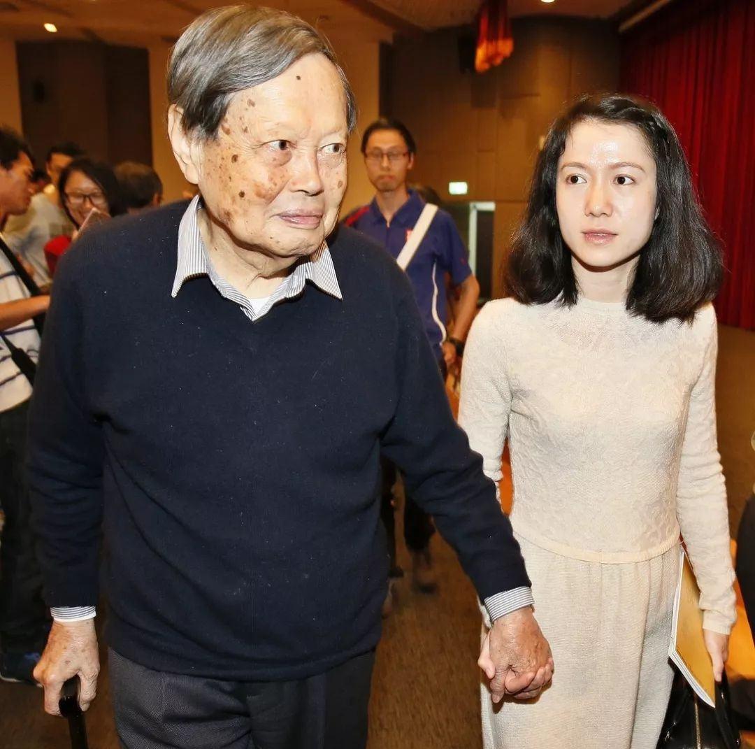 许文强 杨振宁老婆越老越漂亮，剪短发改变气质，而且不扮少女打扮得体