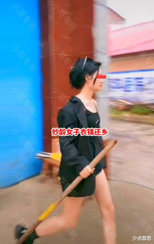 广东一妙龄女衣锦还乡,却被大妈吐槽嫁不出去,手扛铁锹准备开瓢