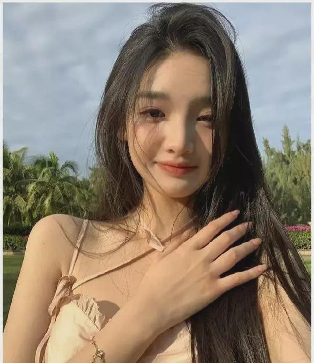 王思聪|王思聪"嗦粉"接地气,身边00后新女友相伴,被爆身材发福