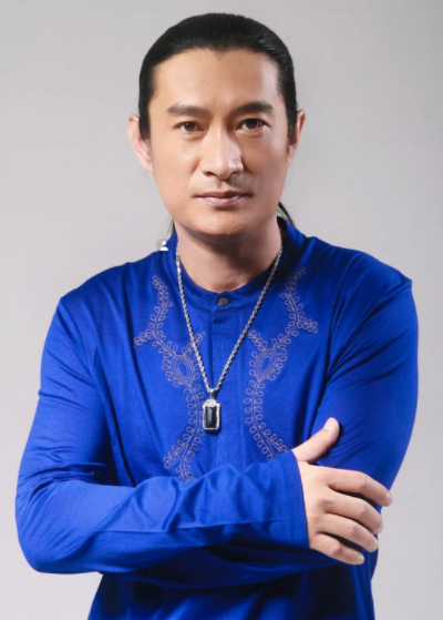 黄安|60岁歌手黄安晒机场照，皮肤紧致不显老，68元的焖肉面被嘲太贵