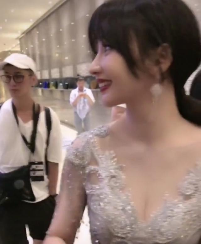 柳岩|柳岩入住酒店,身后似跟着戴眼镜男助理,“越来越有味道了”