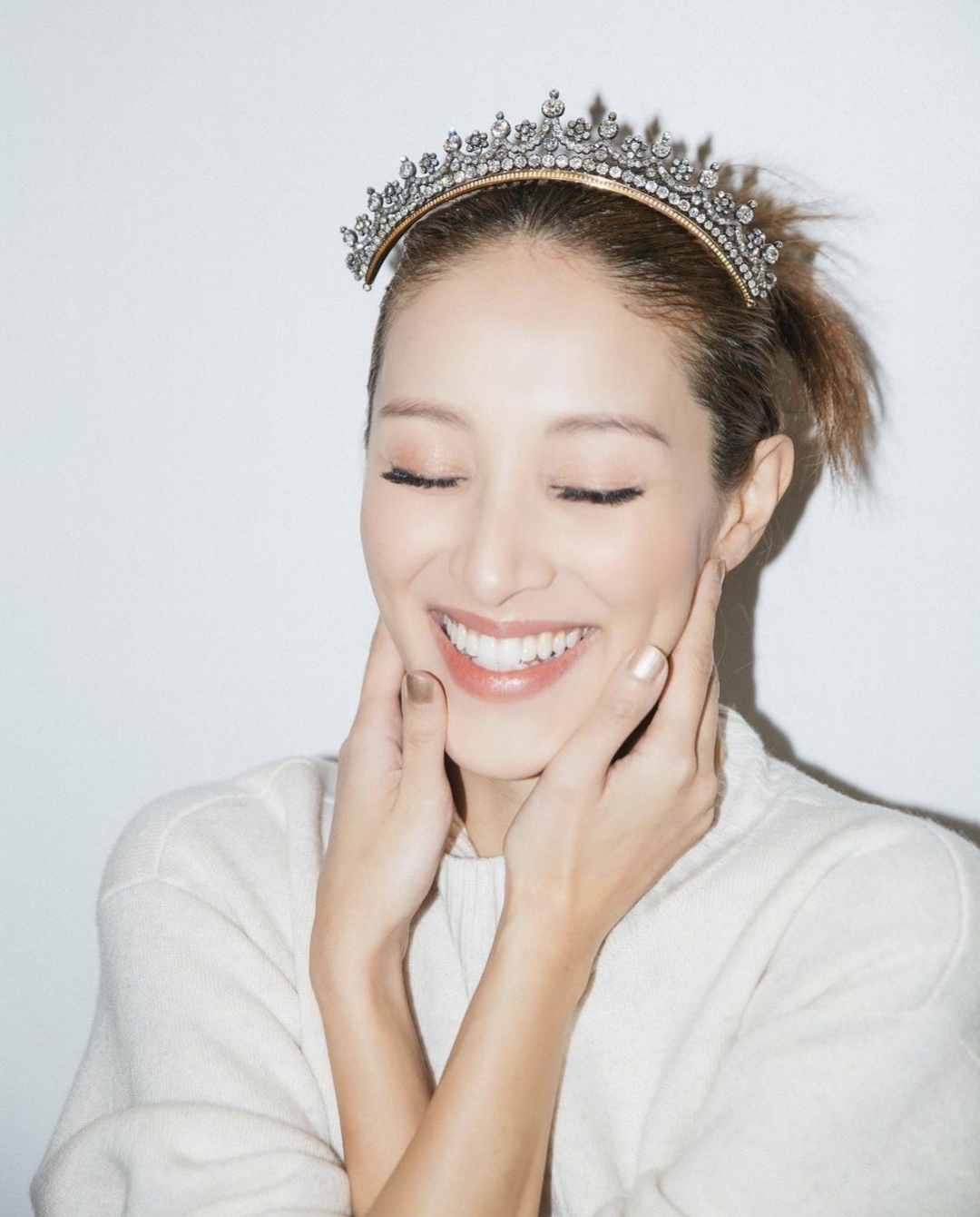 陈凯琳|陈凯琳,晒三胎孕肚照,脚踩高跟鞋,单腿站立不怕摔,穿黑丝风采依旧