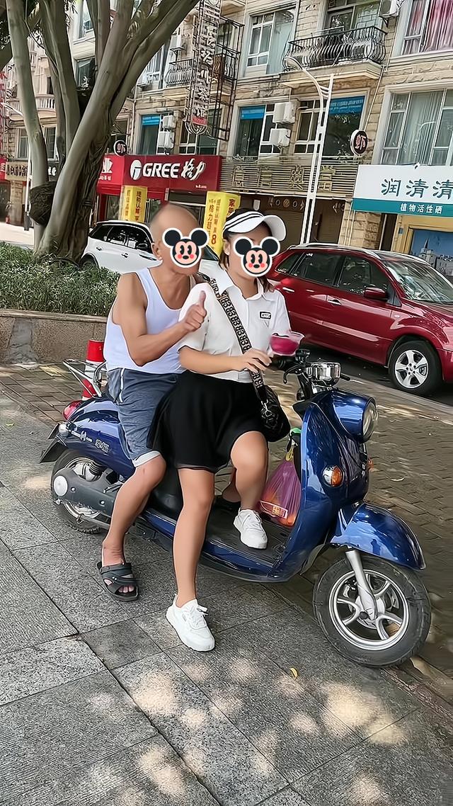 一女子喂火龙果给大爷吃,路人误以为是父女,大爷解释是合法夫妻