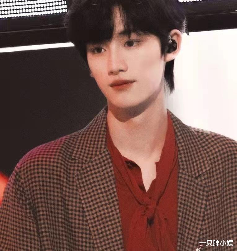 央视|粉丝曾在偶遇丁程鑫和贺峻霖，真人超帅，就是腿让人看了很自卑