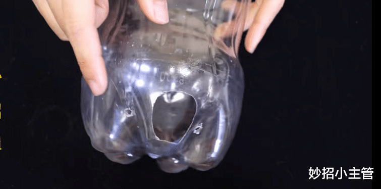 塑料瓶不要扔,在瓶底系两根绳子,挂在卫生间里,家人都抢着用