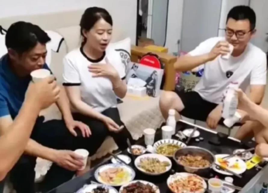 陈数|田静发视频为直播做预告,素颜出镜显朴素,被喊话带孩子回九江