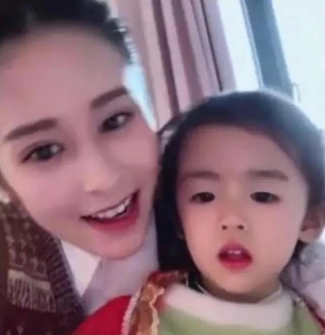 颖儿|颖儿晒温馨日常,付辛博把女儿小月亮扛肩上玩耍,父爱满满超宠溺