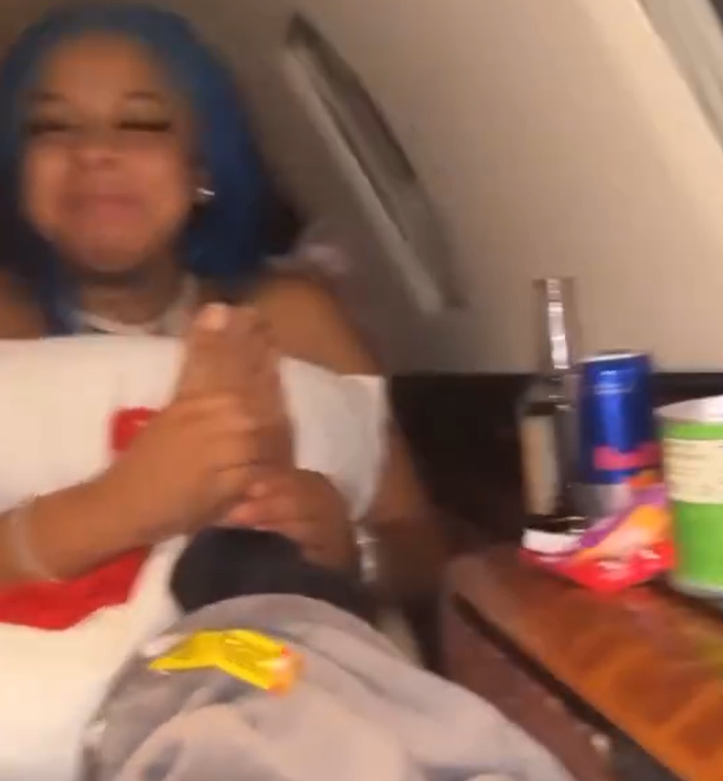 |歌手蓝脸和女友街头互殴！女方老爸被打倒在地，一群黑衣壮汉拉架