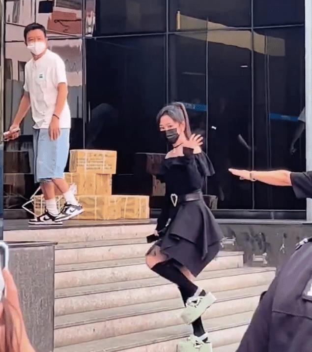 张晚意|《长相思》夭玱牵手路透,张晚意的表情好萌,邓为的背影有安全感