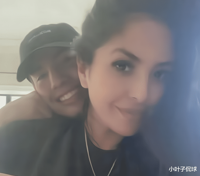 |体重200斤，瓦妮莎晒照还是瓜子脸，39岁身家20亿美元