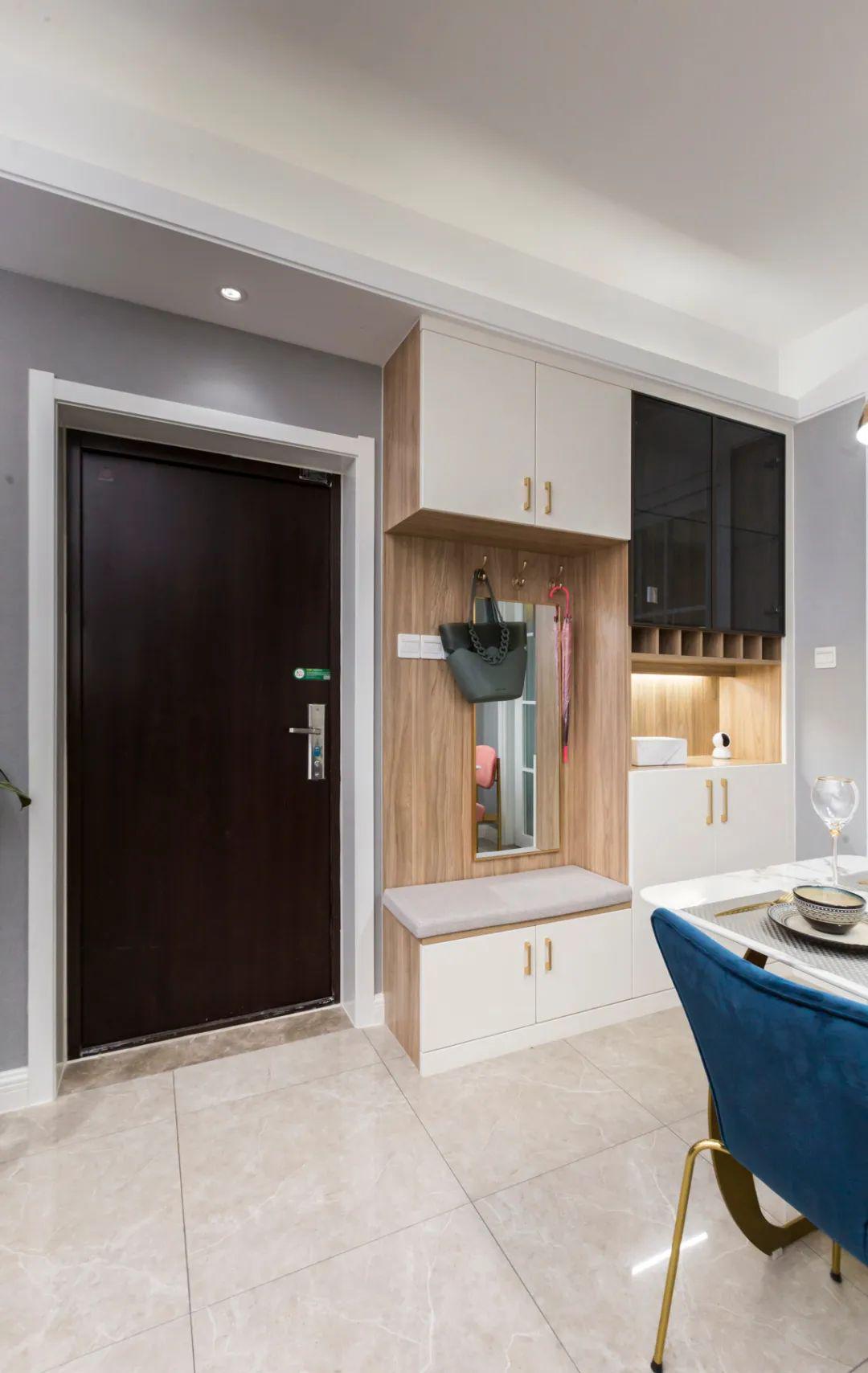 进门没玄关没隐私,根本不是痛点!加隔断做块悬空板,都说最实用