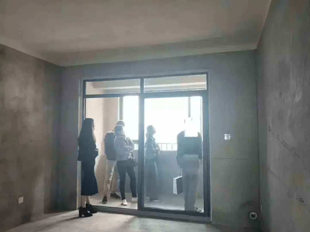 朋友家封阳台居然花了2万块,工人:都怪物业,要求用断桥铝!