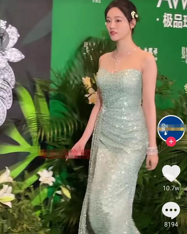 杨幂|杨幂旗下艺人曾演过周芷若她走红毯的礼服不如热巴直播衣服隆重