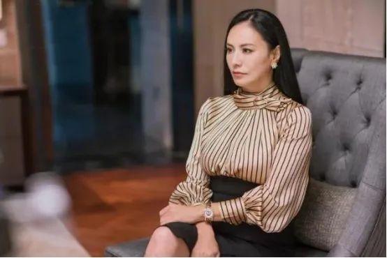 发型 女人上了年纪就别再留“黑长直”了，试试这5种发型，大妈变贵妇
