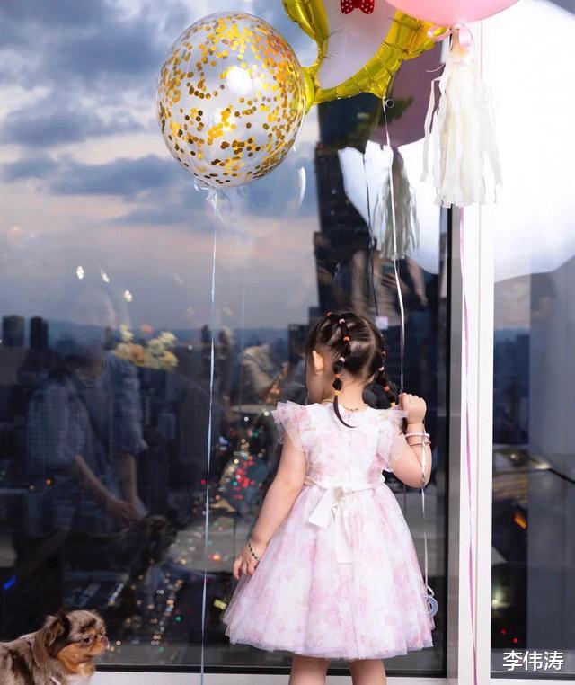 向太|向太晒送郭碧婷豪宅,出门坐私人飞机,嫁我儿向佐何来委屈