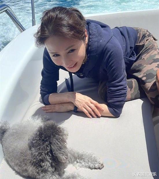 明星素颜|她曾是香港一代玉女，如今是身价百亿CEO，50岁素颜真面目曝光