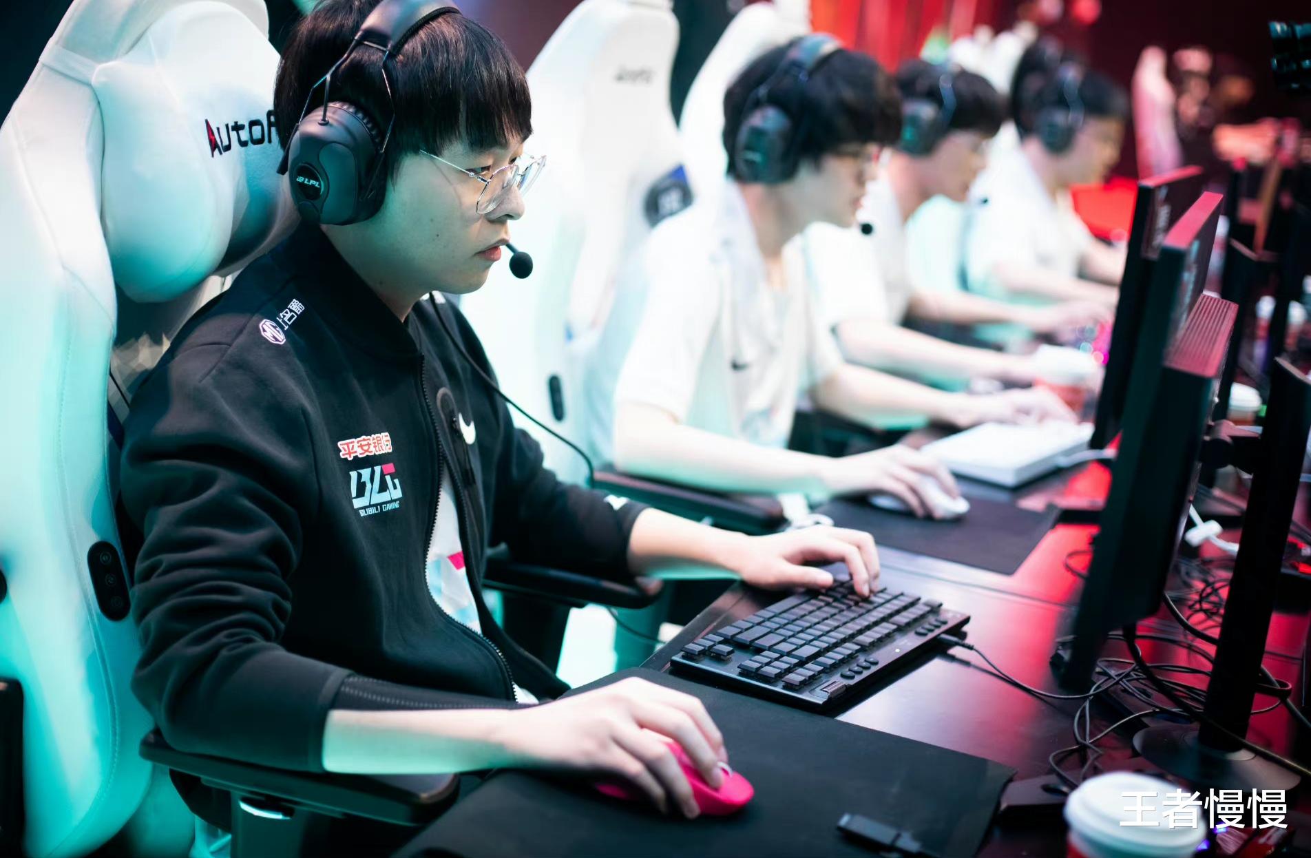 张嘉文|LCK选手年薪被公布,T1全队一年收入上百亿,张嘉文:李哥占大头