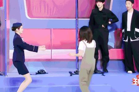 |当白敬亭和谭松韵同框表演！果然好朋友碰瓷法都一样！