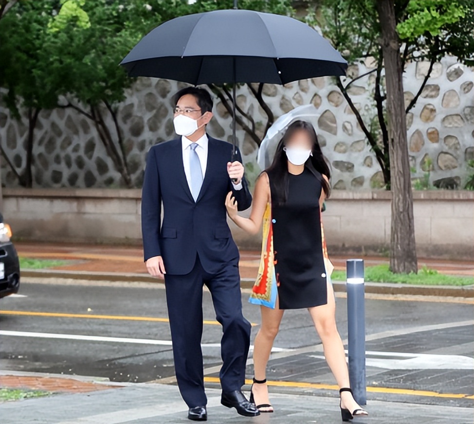 |惹人眼球!韩国第二财阀长女结婚,18岁三星小公主和父亲携手参加