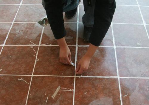 瓷砖上粘了美缝剂难清理？只要这样做，分分钟轻松搞定！