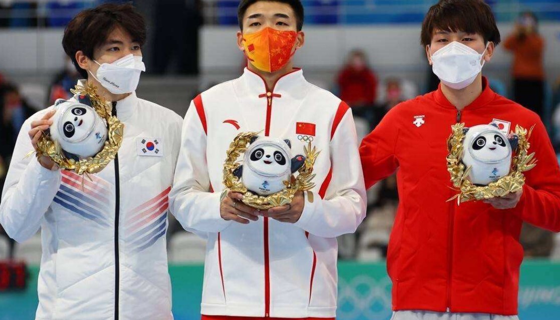 韩国队|韩国运动员“擦拭”颁奖台，引发网友热议：阿猫阿狗也敢装蒜