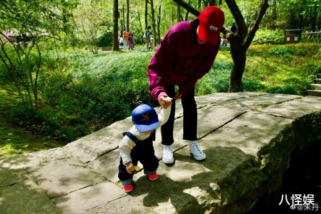 朱丹|朱丹晒周一围视角春游照，手牵儿女漫步，小小围玩树叶好奇心爆棚