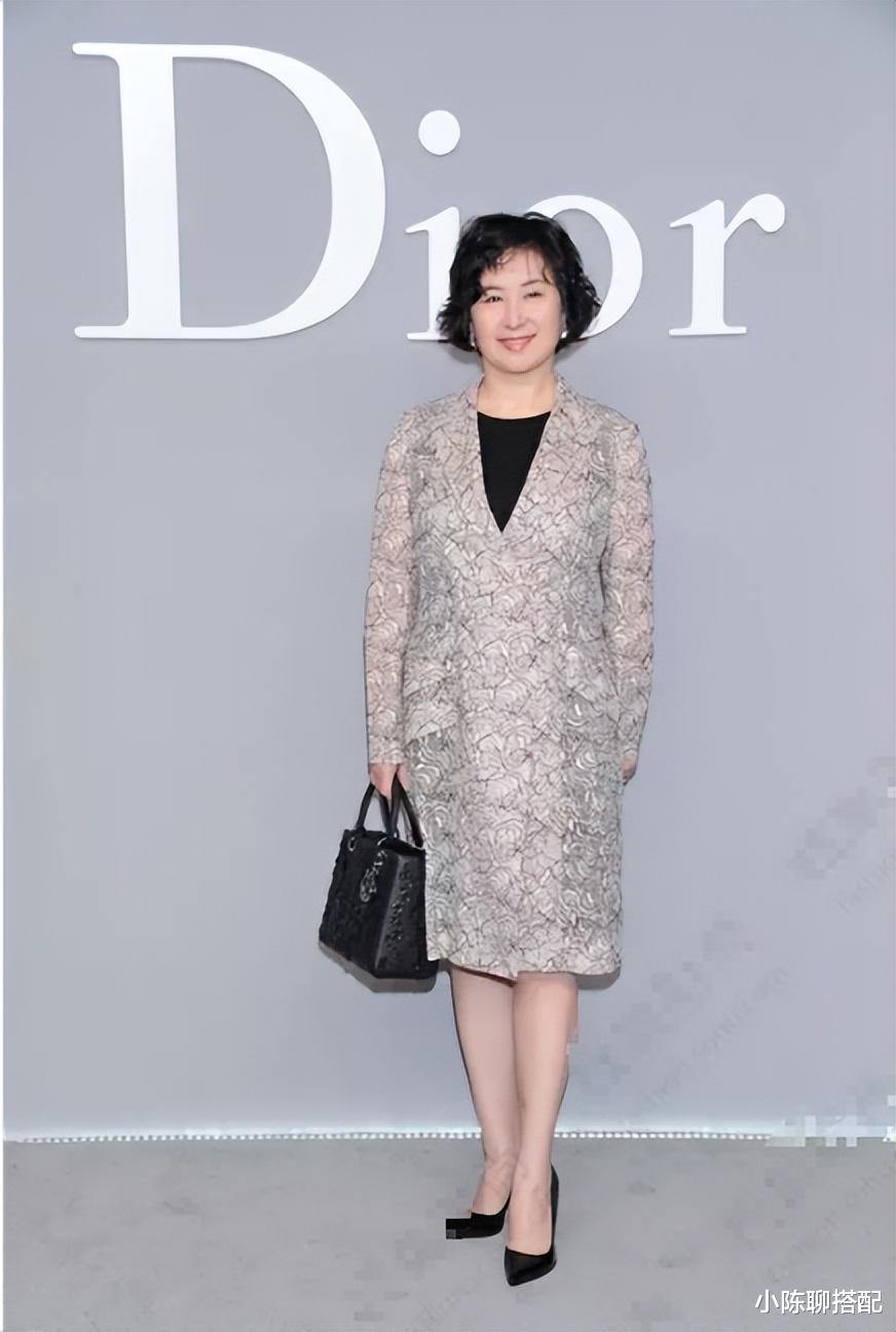 编发 真正有眼界的女人，穿衣打扮不会太张扬！瞧这几位真名媛就知道了