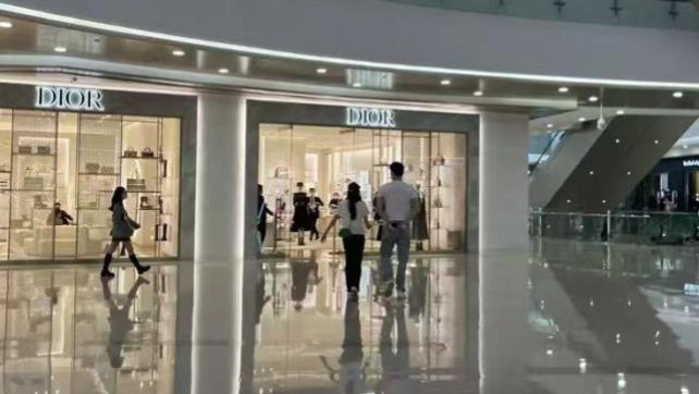 孙杨|孙杨张豆豆一起逛街过周末，俩人身高差好萌，六天约会两次太甜蜜