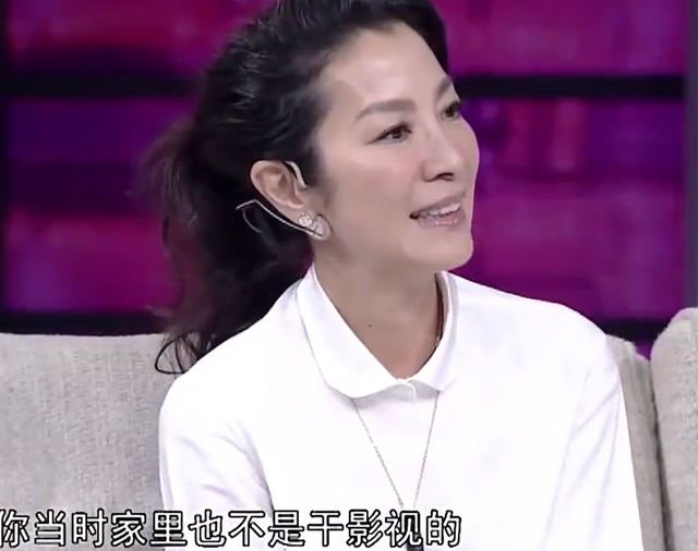 杨紫琼|59岁杨紫琼晒后台花絮!穿浴衣出镜满面油光,600万项链垂至胸前