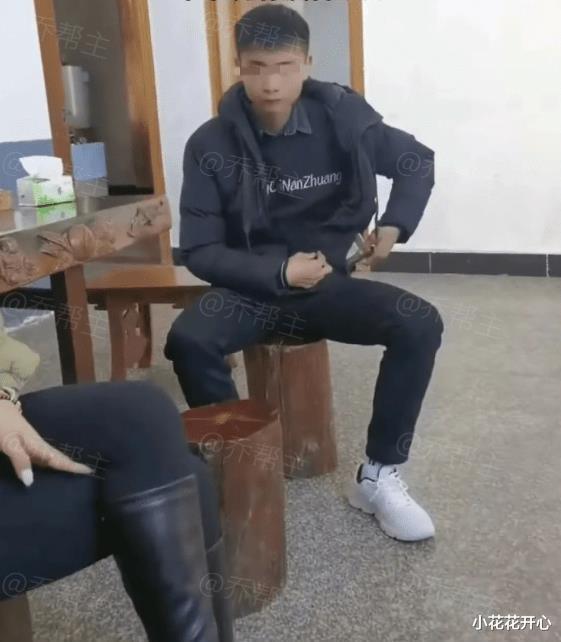 父母称相亲对象是老实人,河南女孩被迫相亲,全程不说话玩手机