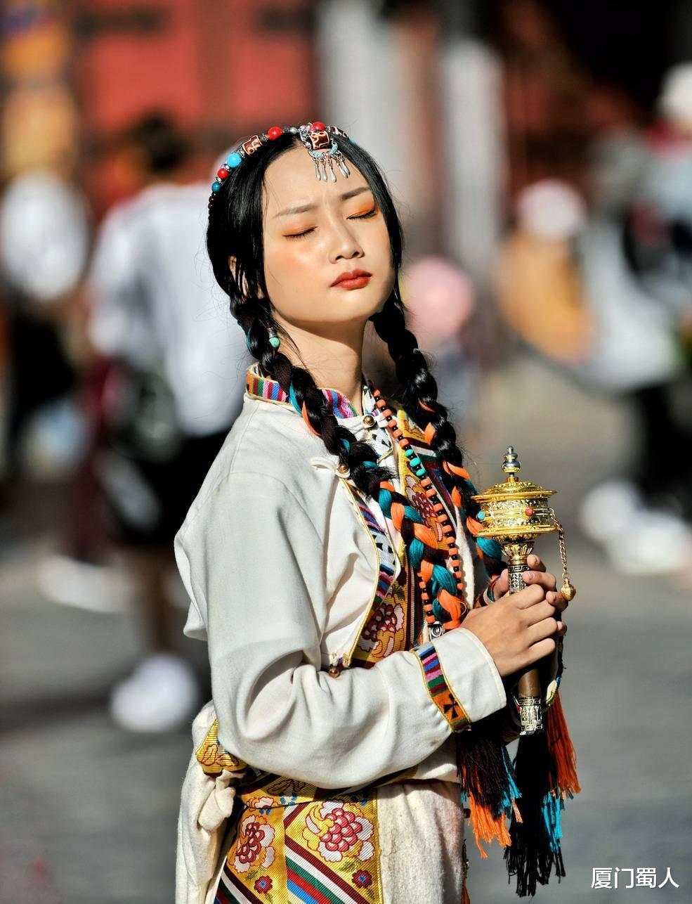 拉萨|拉萨街头美女如云，裹上藏服演绎最炫民族风