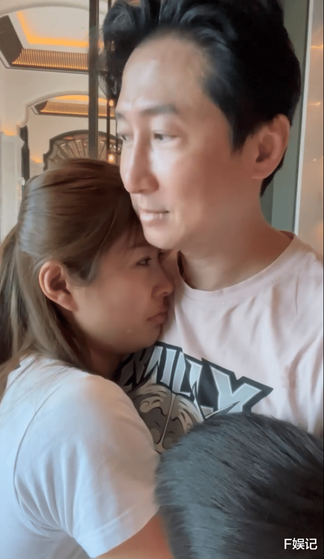 周家蔚|周家蔚带两个儿子回家与洪天明分开 一家四口离别时伤感落泪