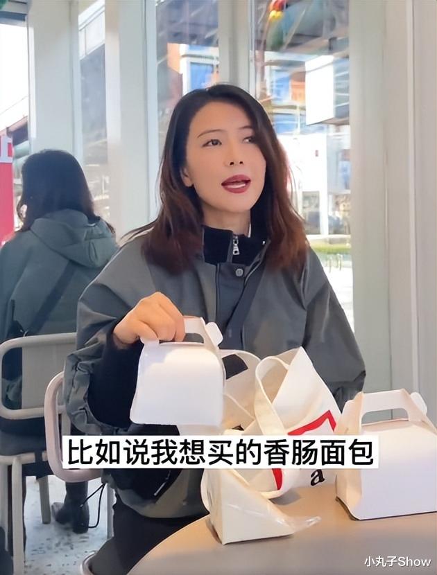 高圆圆|女神高圆圆太接地气了，一个人独自外出买面包，扎丸子头像少女