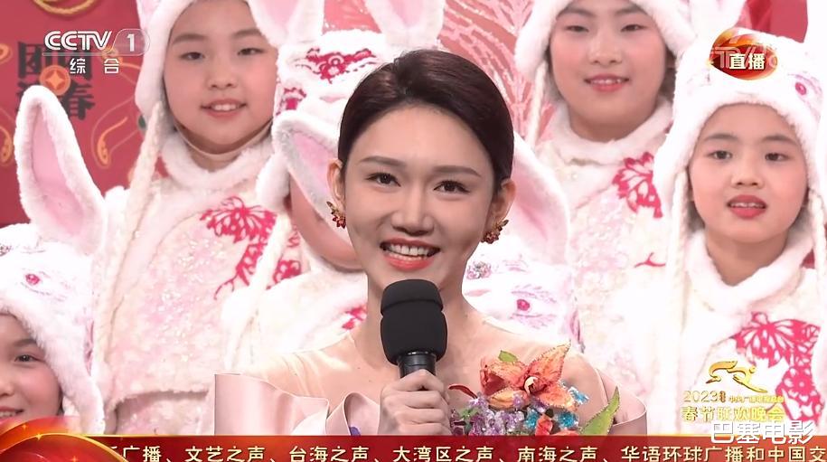 春晚|春晚妆容引热议,撒贝宁眼妆抢镜,赵丽颖疯狂圈粉,沈腾可真行