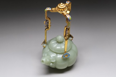 和田玉籽料|回流 舊藏和田玉籽料“瓜棱羊首提梁壶”