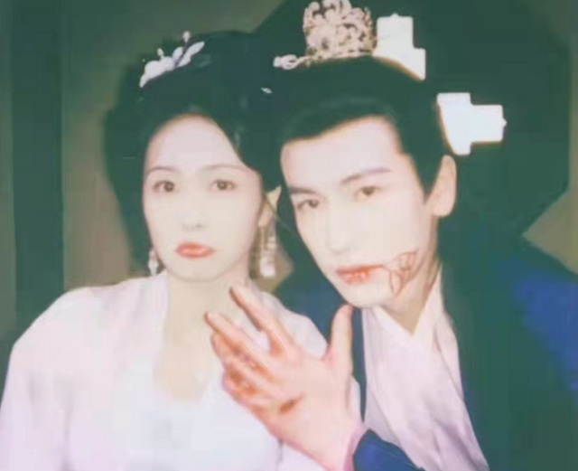 白梦妍|28岁女星曝恋情,与小3岁演员连续两天同回一家