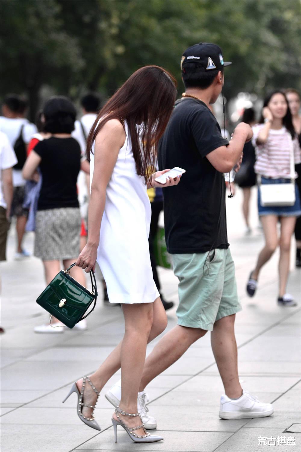 灰色尖头细跟铆钉凉鞋，10厘米的高度，搭配白色无袖连衣裙