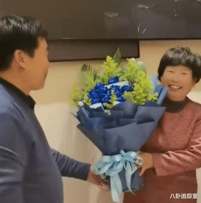 郭麒麟|心真大！杜新枝获郭爸献花，妆发精致一脸幸福，和许敏差距太明显