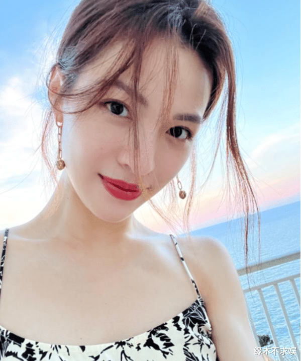 钟楚曦|29岁钟楚曦恋情疑曝光！男方是小她5岁的黑泽，两人连着约会3天