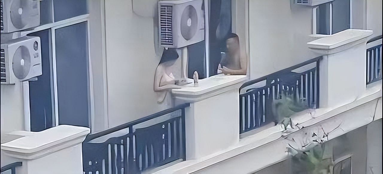 女孩穿睡衣在阳台上,被拍与光膀男邻居聊天的照片,引网友热议