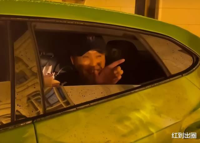 吴刚|59岁老戏骨吴刚坐300万豪车下班,红光满面气色好,妻子罕见化浓妆